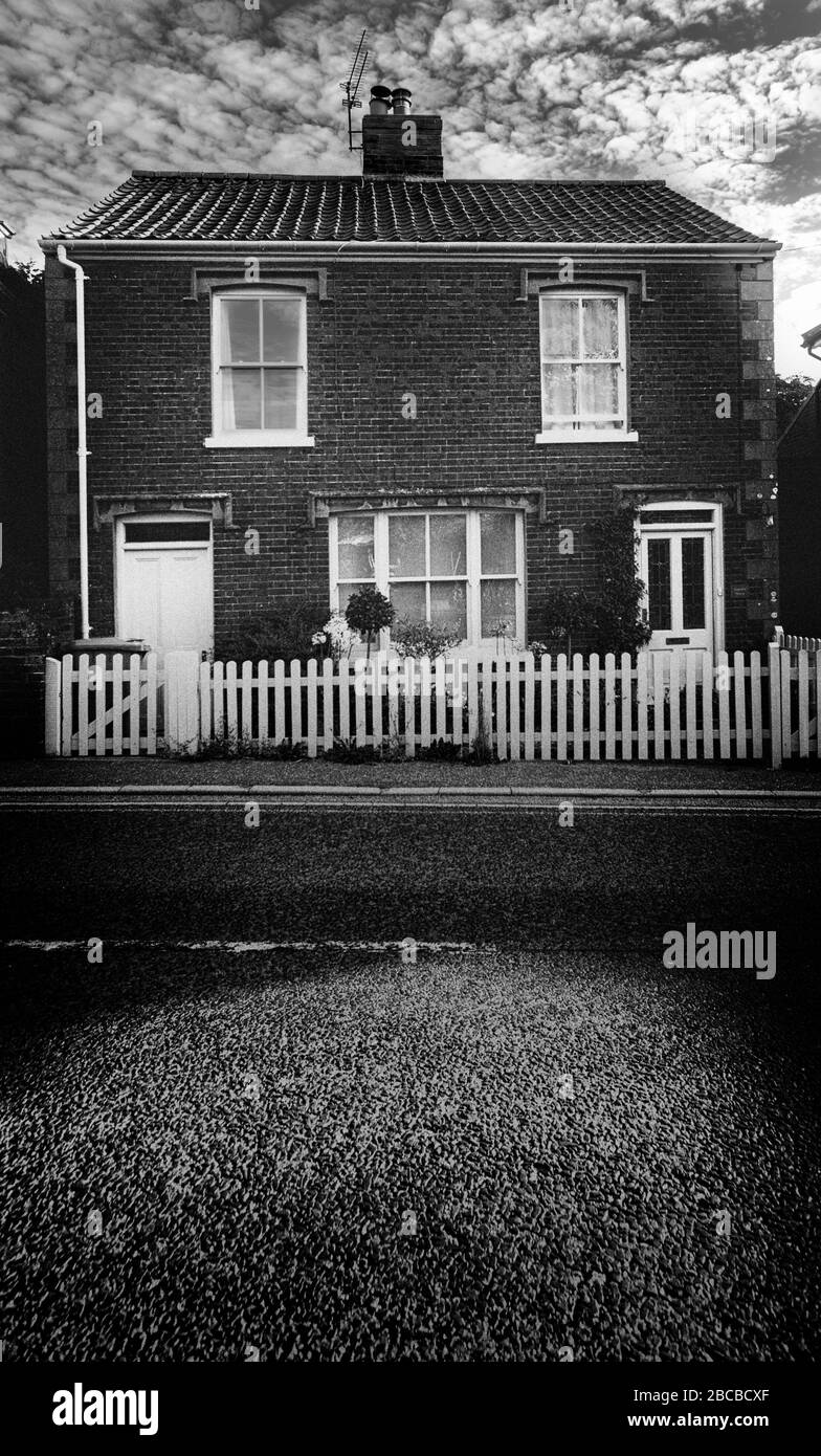 Image en noir et blanc d'une maison dans la vieille ville de marché de Reepham à Norfolk Banque D'Images