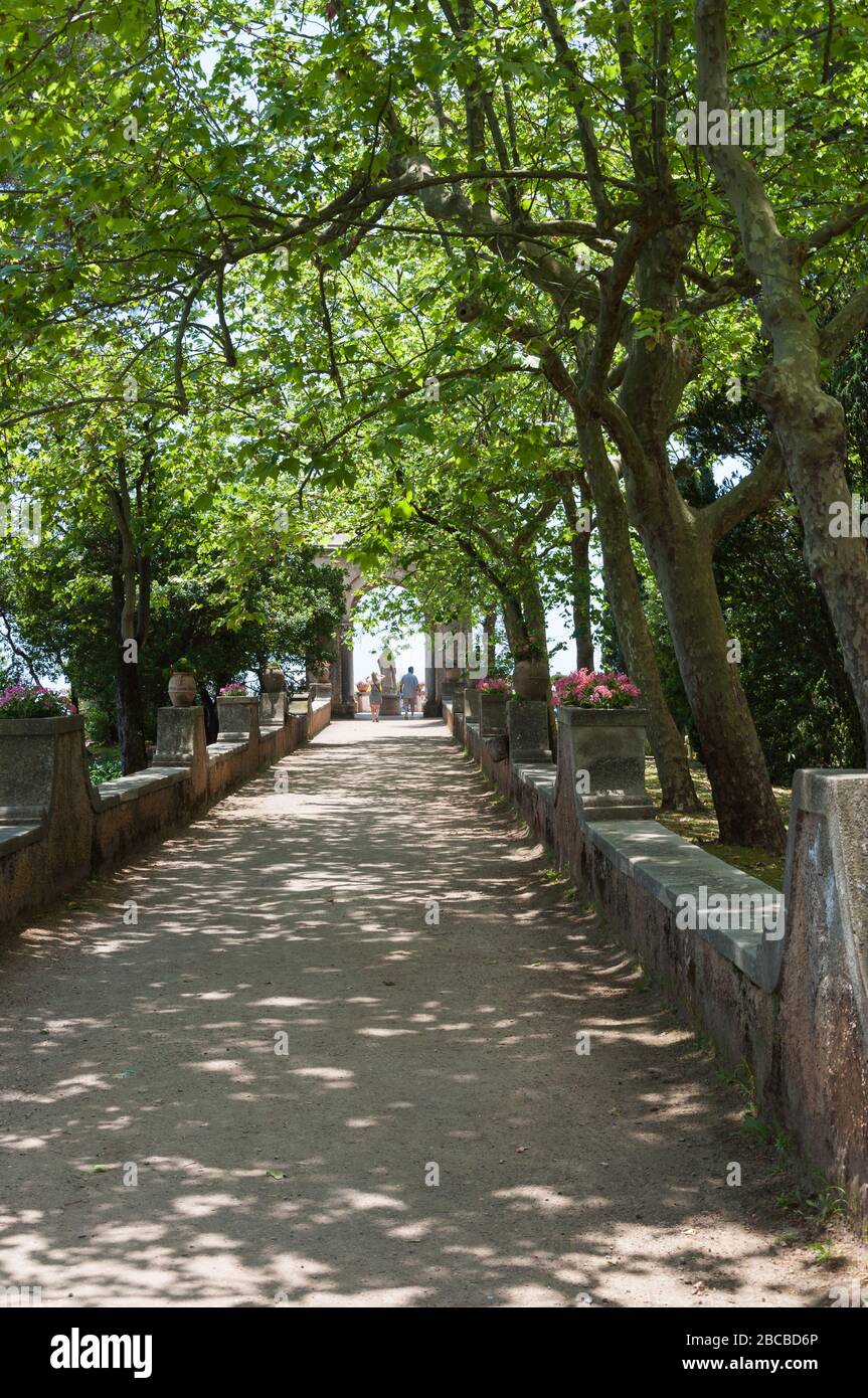Le chemin à travers les jardins de la Villa Cimbrone qui mène au pavillon et au belvédère, le Terrazzo dell'Infinito, Ravello, Italie. Banque D'Images