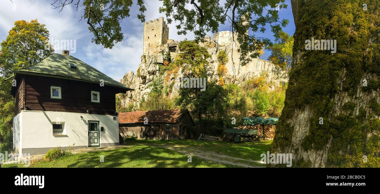 Vue panoramique sur le château de Weissenstein en Bavière, encadré d'arbres et d'une grange en premier plan Banque D'Images