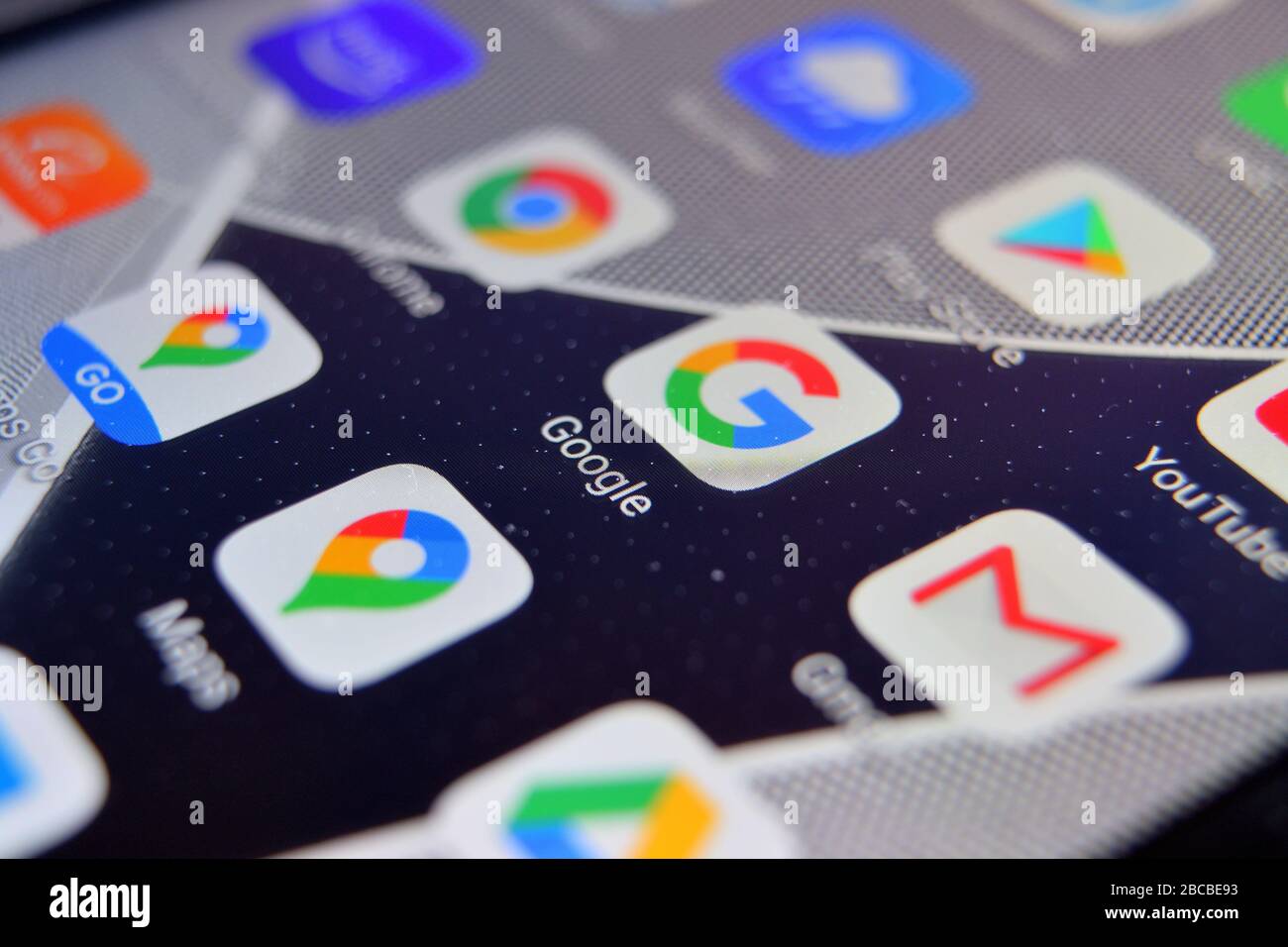 Valverde (CT), Italie - 02 avril 2020: Vue rapprochée de l'application Google Browser sur un smartphone Android, y compris d'autres icônes. Banque D'Images