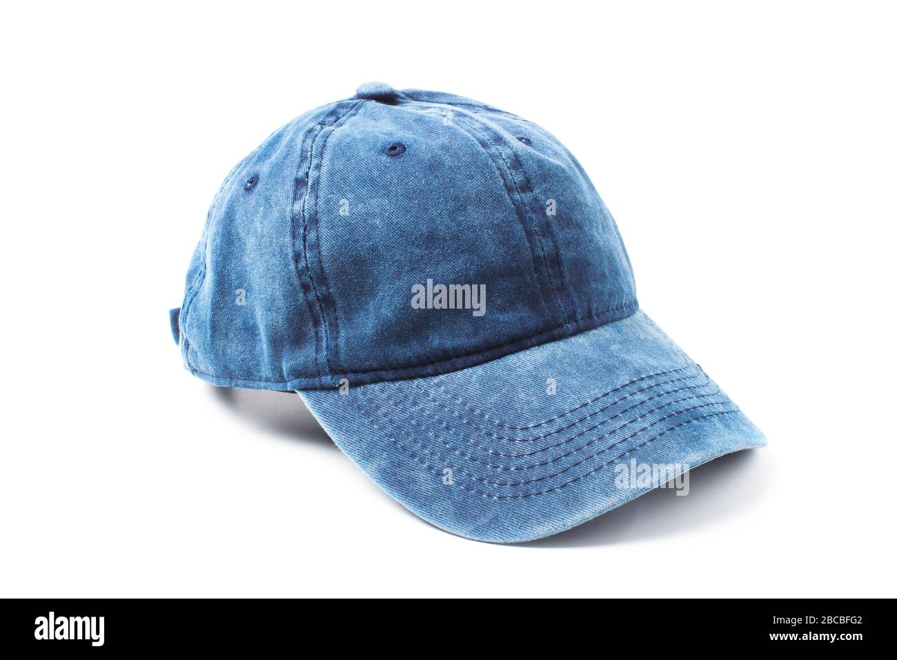 Casquette de baseball en denim bleu isolée sur blanc Banque D'Images