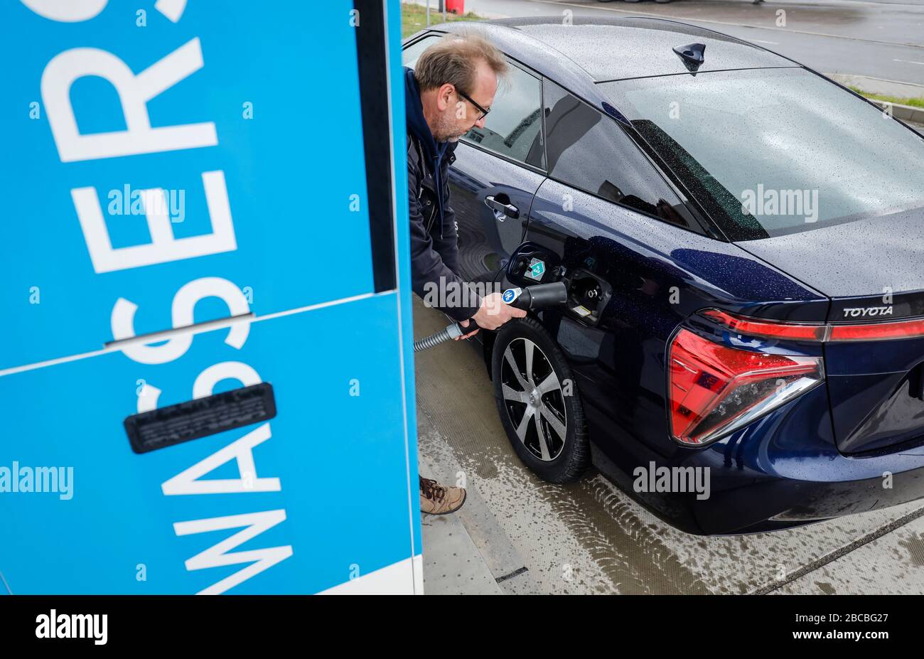 Herten, région de la Ruhr, Rhénanie-du-Nord-Westphalie, Allemagne - la voiture à hydrogène réfute l'hydrogène à une station de remplissage d'hydrogène de 2 h. Herten, Ruhrgebiet, Nordrhein-we Banque D'Images