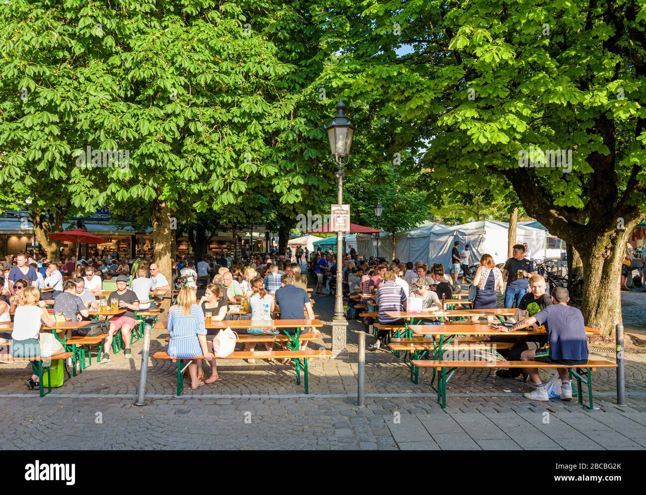 Plein de bière jardin du Viktualienmarkt, Munich, Allemagne Banque D'Images