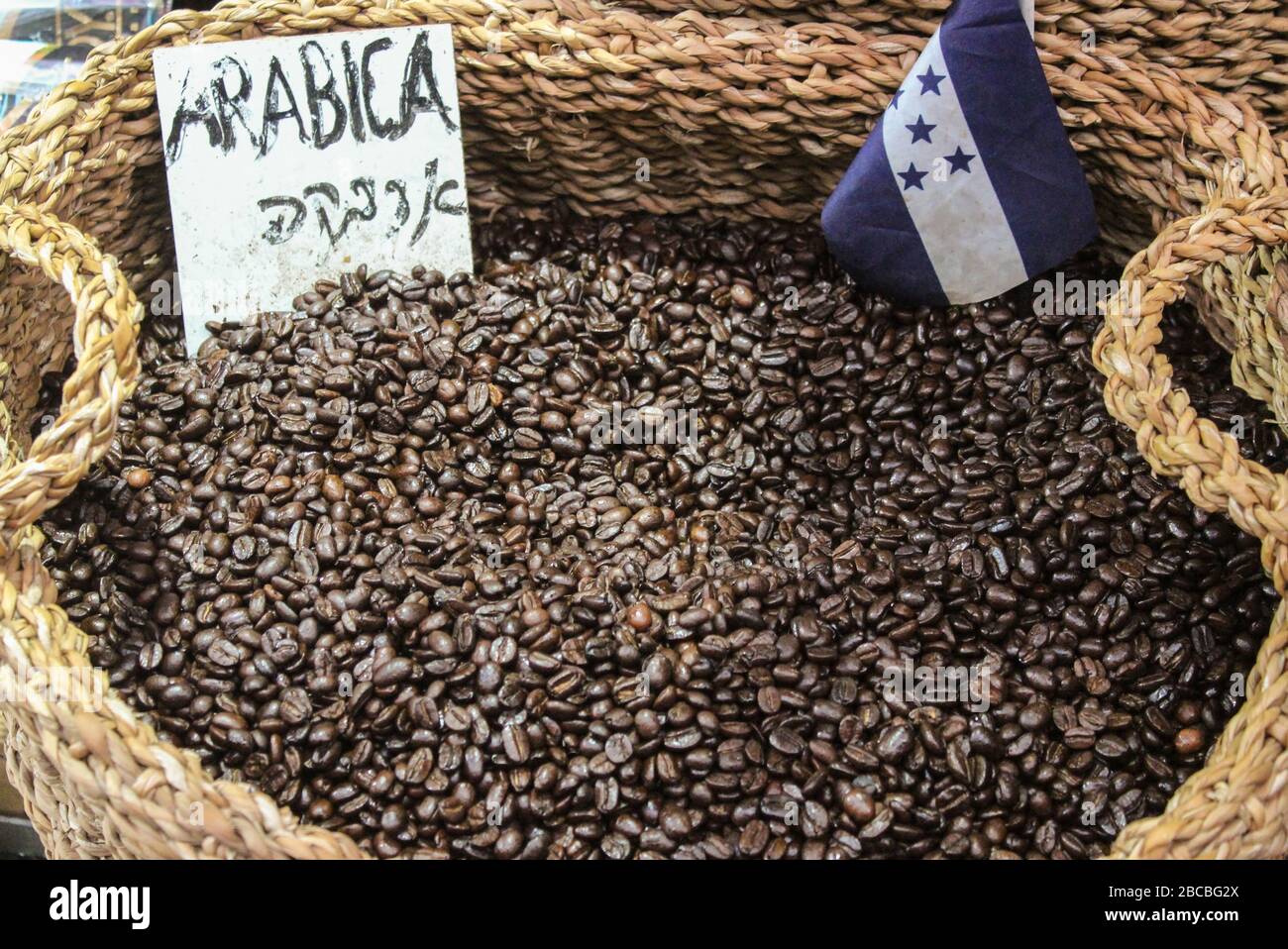 Grains de café dans un panier sur le marché au comptoir Banque D'Images
