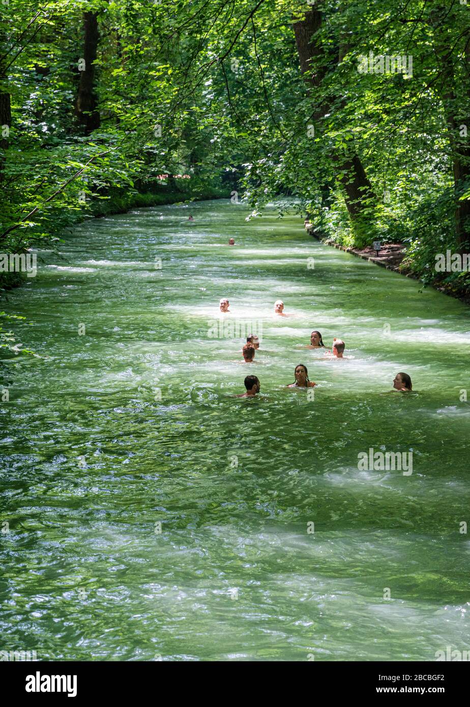 Nager dans la rivière Eisbach, jardin anglais, Munich, Bavière, Allemagne Banque D'Images