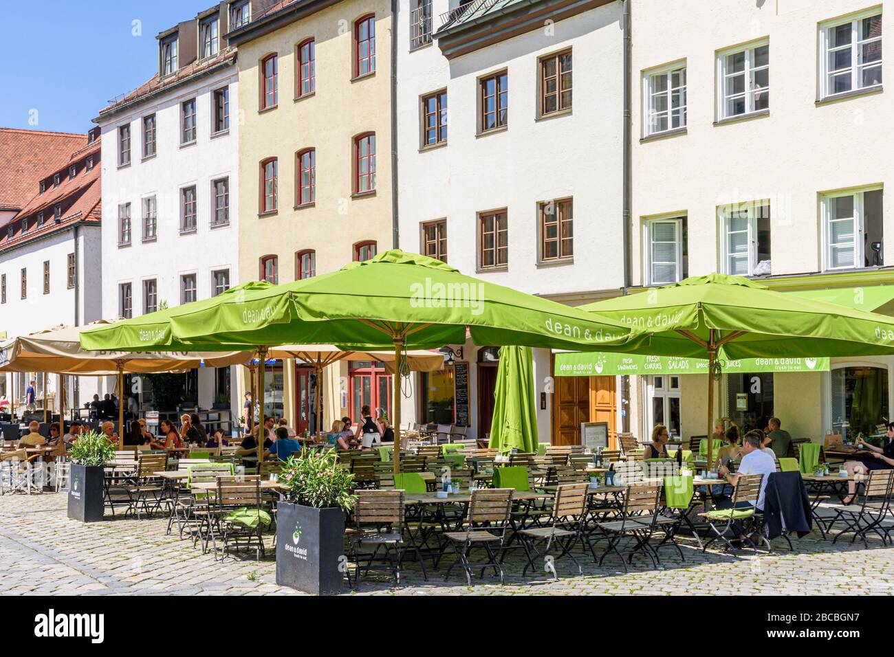 Cafés et restaurants tables de plein air dans la vieille ville de Munich, Allemagne Banque D'Images