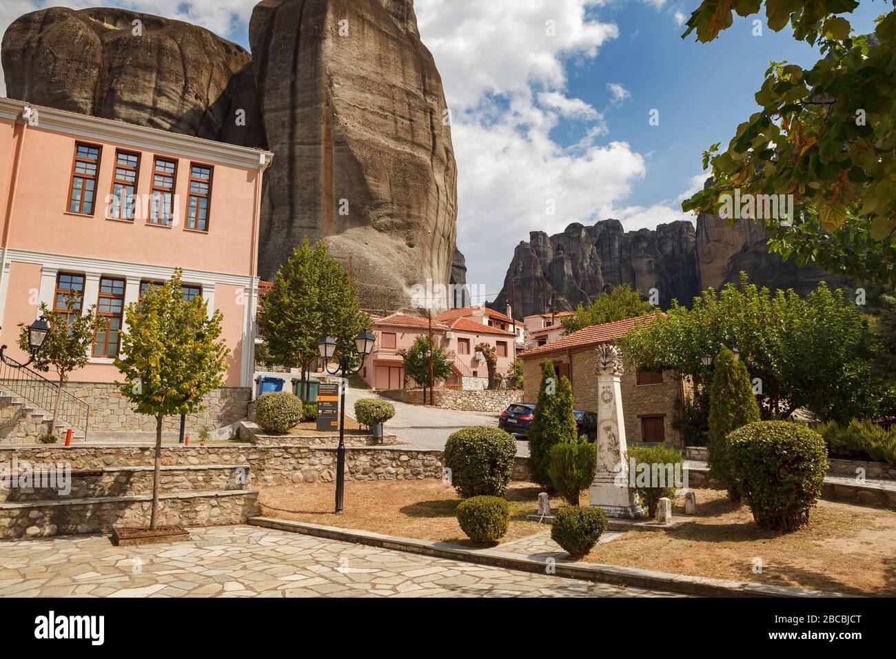 KALAMBAKA, GRÈCE - 10 SEPTEMBRE 2018: Ville étonnante sous les rochers de Meteora. Panorama de avec les montagnes rocheuses, le monument de six monastères en Grèce Banque D'Images