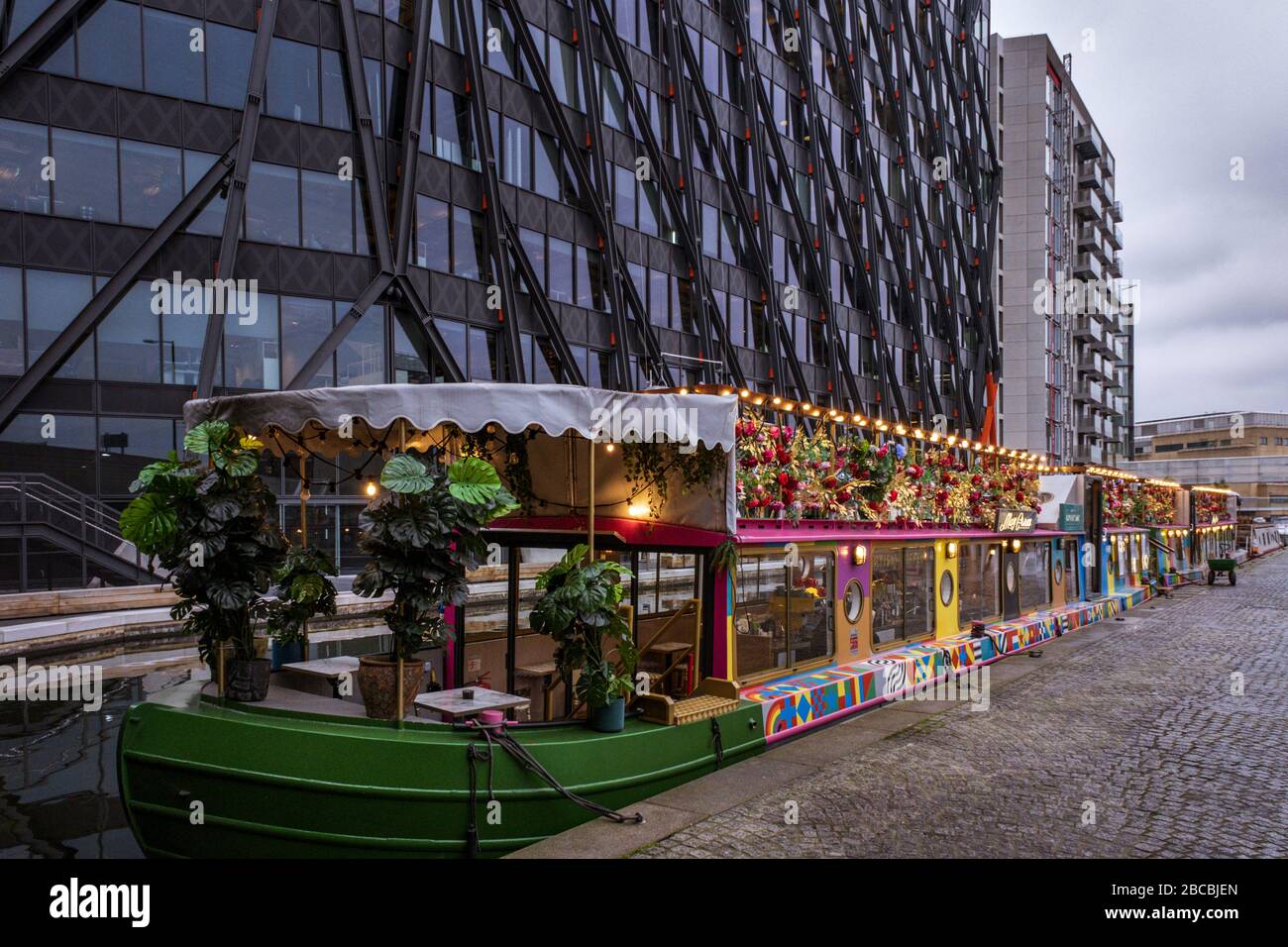 Darcie et May Green Barge, un restaurant flottant, Paddington Basin, Grand Union Canal, Paddington London UK Banque D'Images