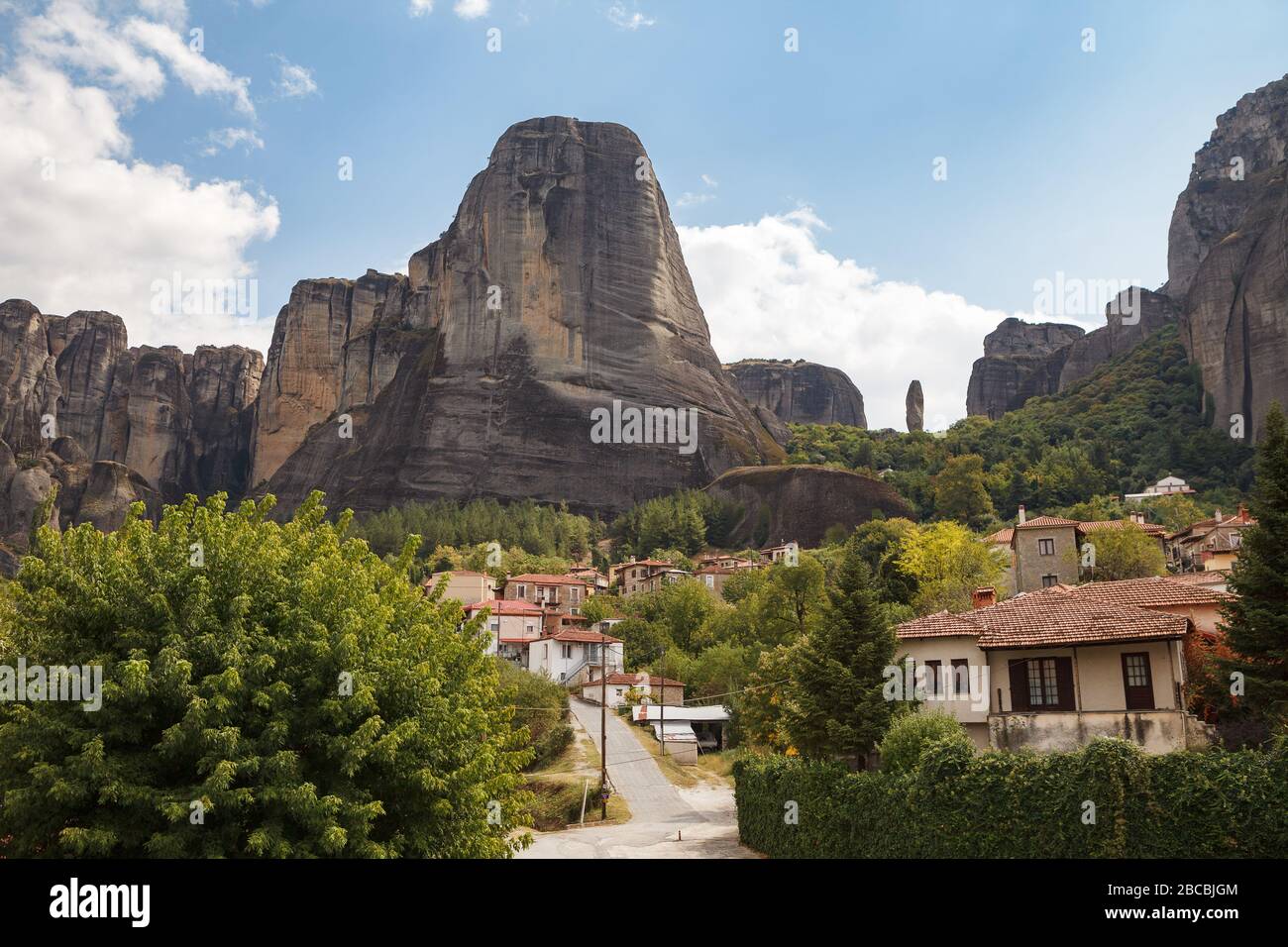 KALAMBAKA, GRÈCE - 10 SEPTEMBRE 2018: Ville étonnante sous les rochers de Meteora. Panorama de avec les montagnes rocheuses, le monument de six monastères en Grèce Banque D'Images