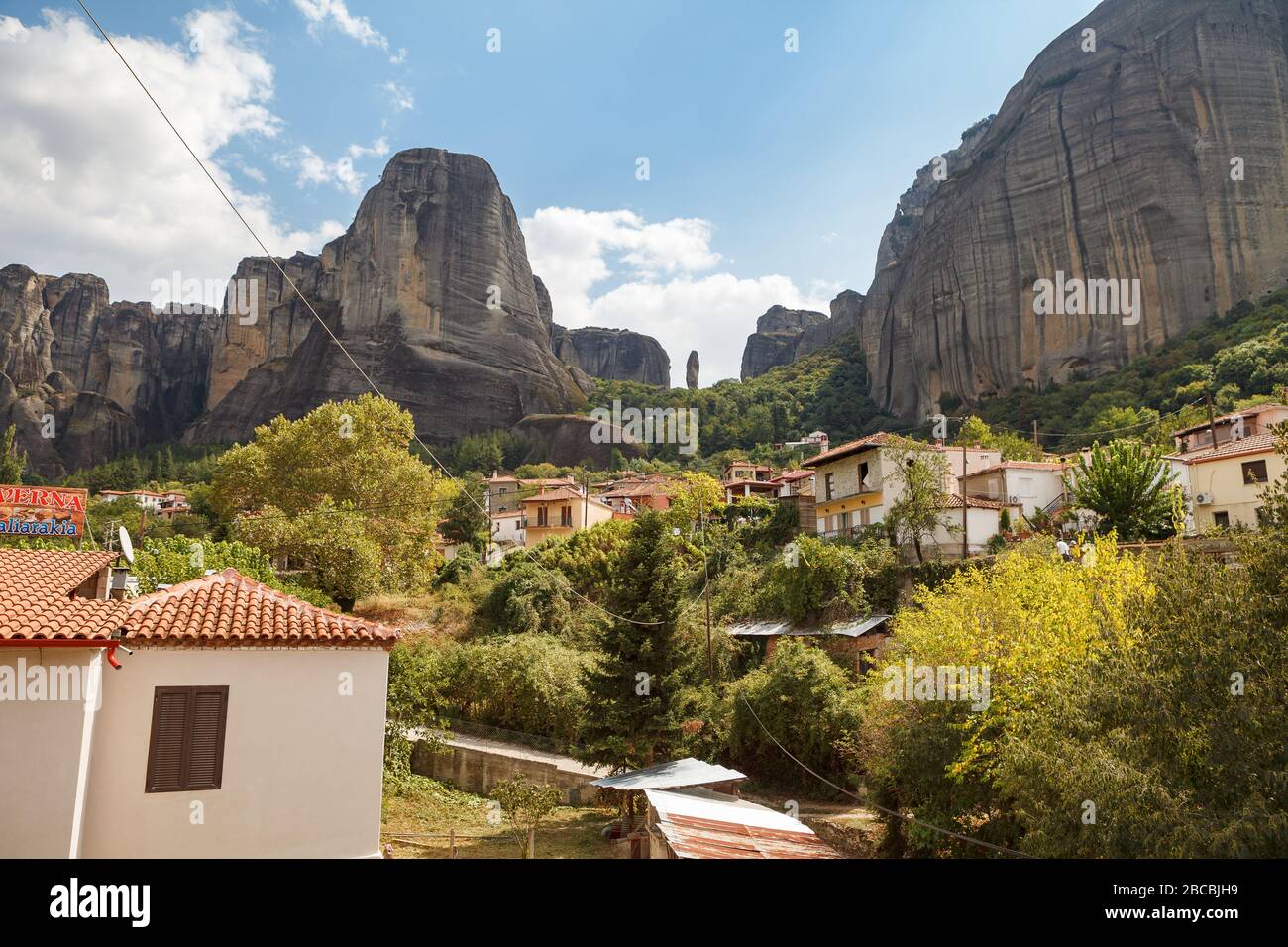 KALAMBAKA, GRÈCE - 10 SEPTEMBRE 2018: Ville étonnante sous les rochers de Meteora. Panorama de avec les montagnes rocheuses, le monument de six monastères en Grèce Banque D'Images