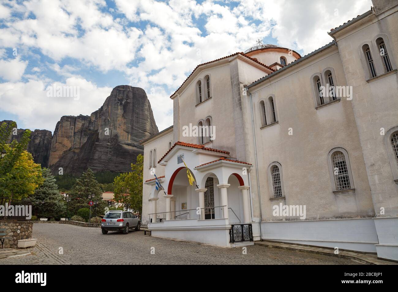 KALAMBAKA, GRÈCE - 10 SEPTEMBRE 2018: Ville étonnante sous les rochers de Meteora. Panorama de avec les montagnes rocheuses, le monument de six monastères en Grèce Banque D'Images