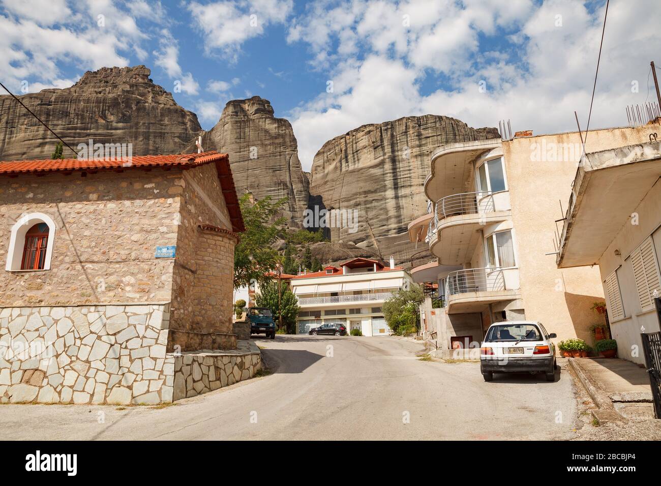 KALAMBAKA, GRÈCE - 10 SEPTEMBRE 2018: Ville étonnante sous les rochers de Meteora. Panorama de avec les montagnes rocheuses, le monument de six monastères en Grèce Banque D'Images