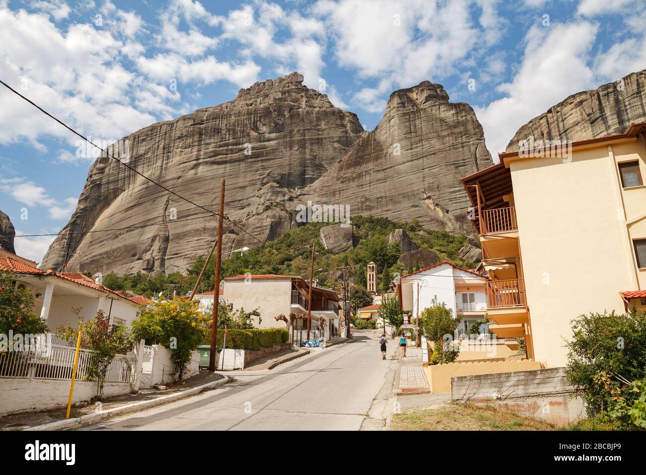 KALAMBAKA, GRÈCE - 10 SEPTEMBRE 2018: Ville étonnante sous les rochers de Meteora. Panorama de avec les montagnes rocheuses, le monument de six monastères en Grèce Banque D'Images