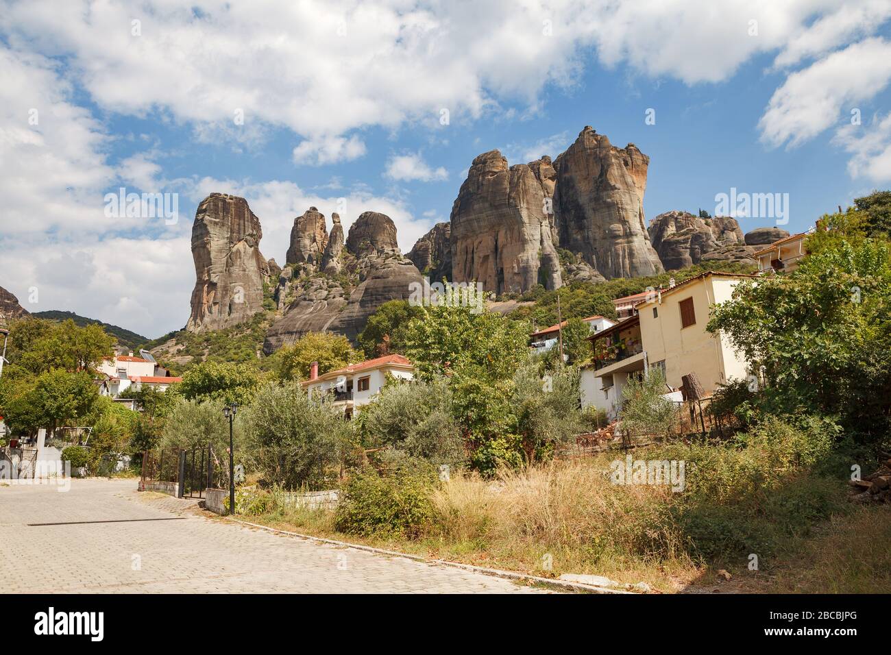 KALAMBAKA, GRÈCE - 10 SEPTEMBRE 2018: Ville étonnante sous les rochers de Meteora. Panorama de avec les montagnes rocheuses, le monument de six monastères en Grèce Banque D'Images