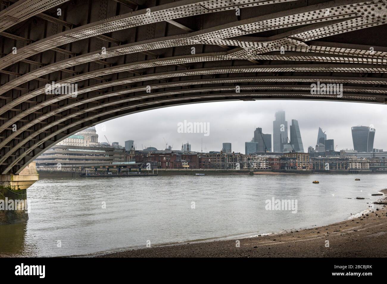 Horizon de la ville de Londres encadré sous le pont ferroviaire Blackfriars, Londres, Angleterre Banque D'Images