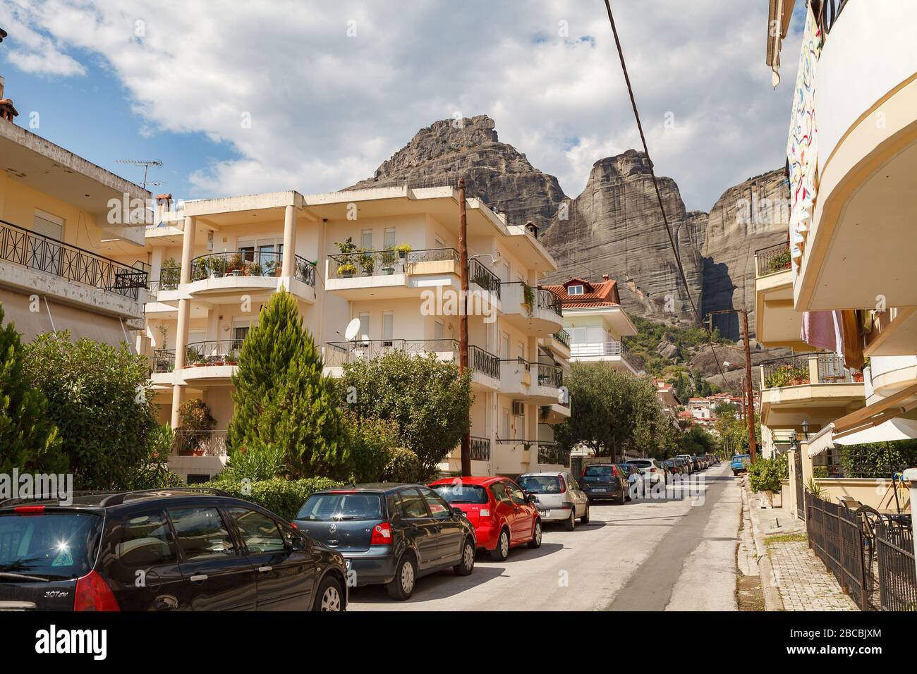 KALAMBAKA, GRÈCE - 10 SEPTEMBRE 2018: Ville étonnante sous les rochers de Meteora. Panorama de avec les montagnes rocheuses, le monument de six monastères en Grèce Banque D'Images