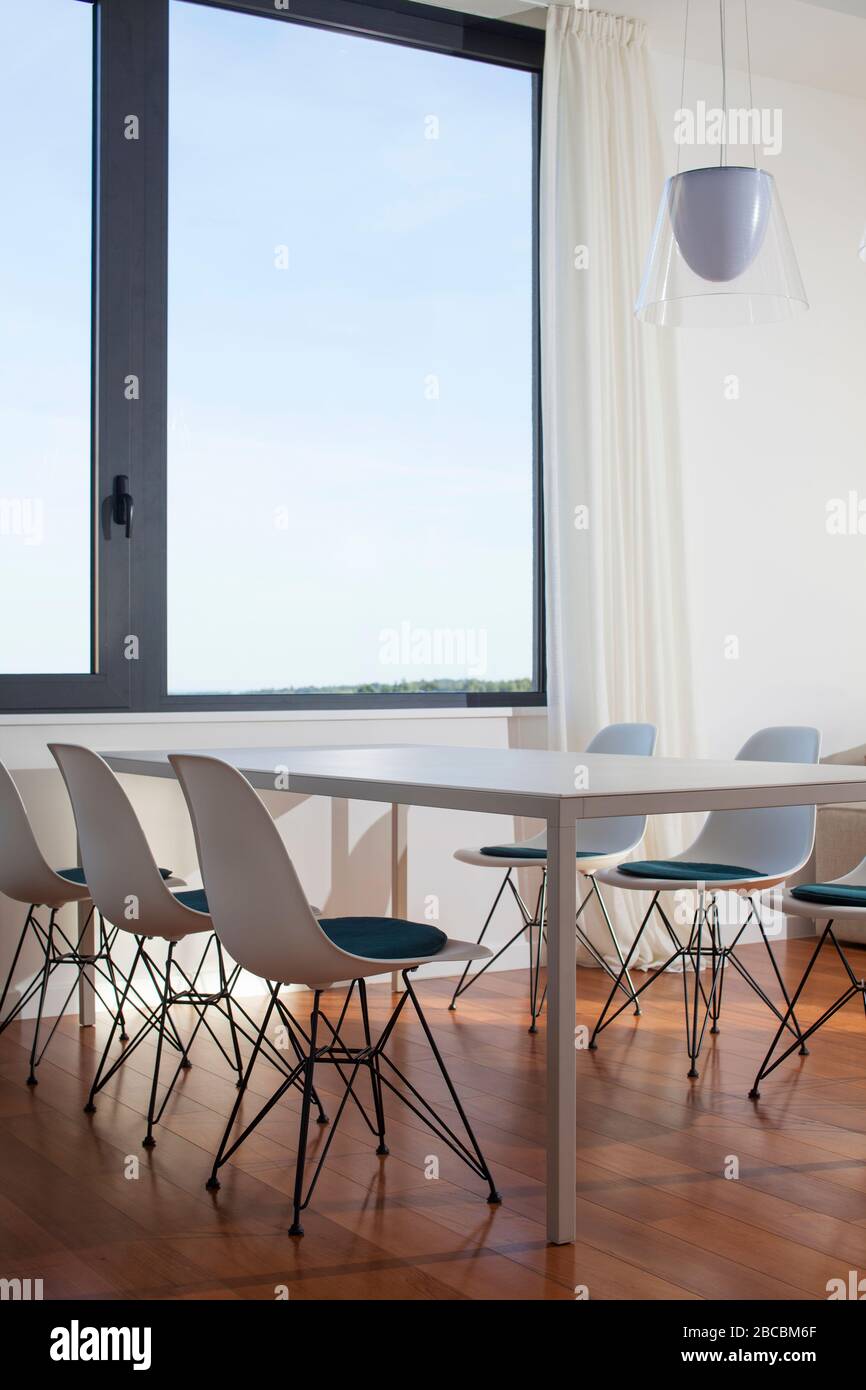 Mobilier blanc moderne dans un intérieur lumineux avec vue sur le ciel. Banque D'Images