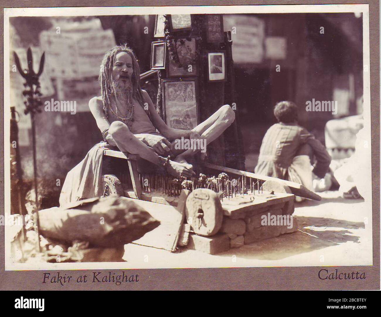 English: Un fakir sur un lit de clous à Kalighat, Calcutta.; vers 1920 date  QS:P,+1920-00-00T00:00:00Z/9,P1480,Q5727902s;  http://www.oldindianphotos.in/2009/01/sadhu-fakir-on-bed-of-nails-calcutta-c.html;  auteur inconnu; ' Photo Stock - Alamy