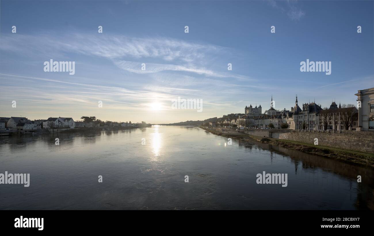 Panorama de Saumur avec château médiéval et églises, centre-ville et pont le long de la Loire, France Banque D'Images