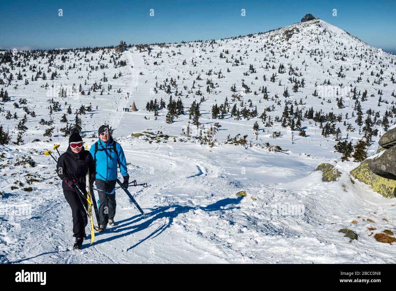 Skieurs de fond sur la piste, longeant la frontière entre la Pologne et la République tchèque, plateau subalpin, crête principale dans le parc national de Karkonosze, Basse-Silésie, Pologne Banque D'Images