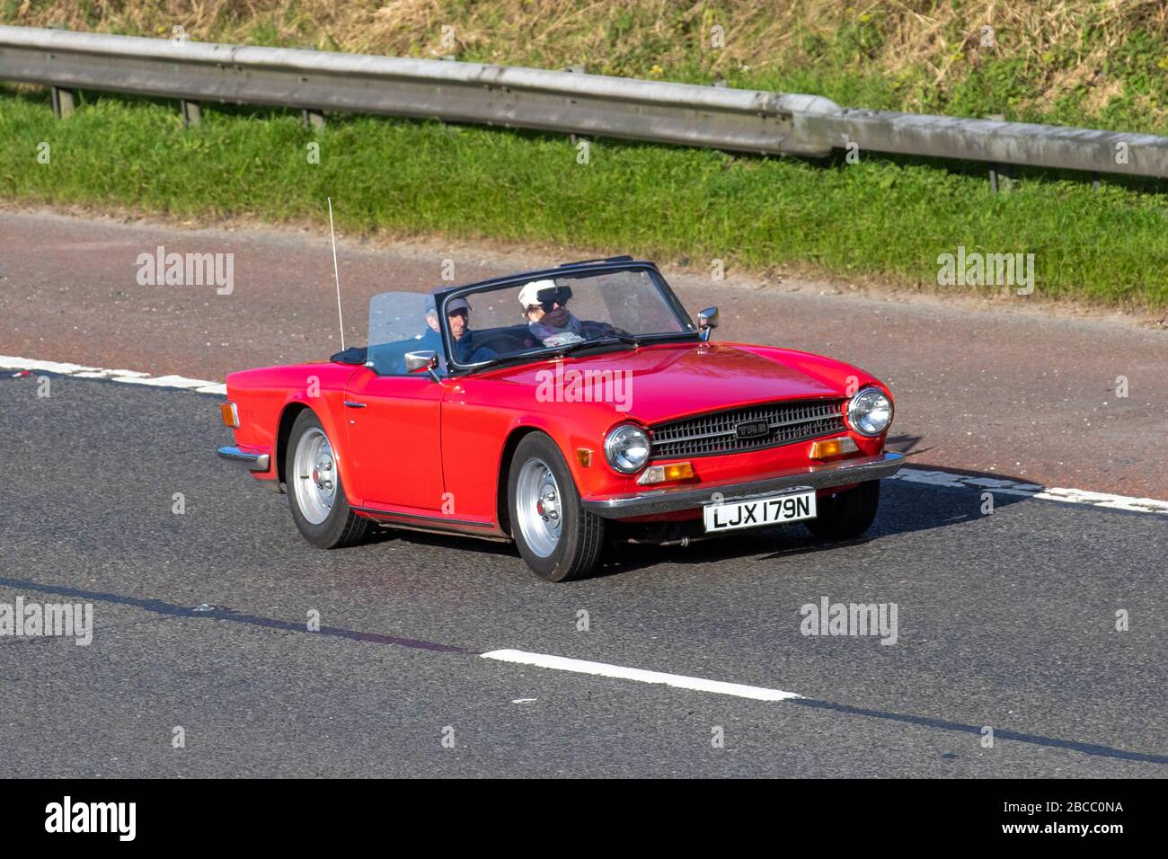 1975 70s années 70, 1970s rouge Triumph TR6 ; véhicules mobiles pour la circulation routière, conduite de véhicules sur les routes du Royaume-Uni, moteurs, conduite sur l'autoroute M6 Banque D'Images