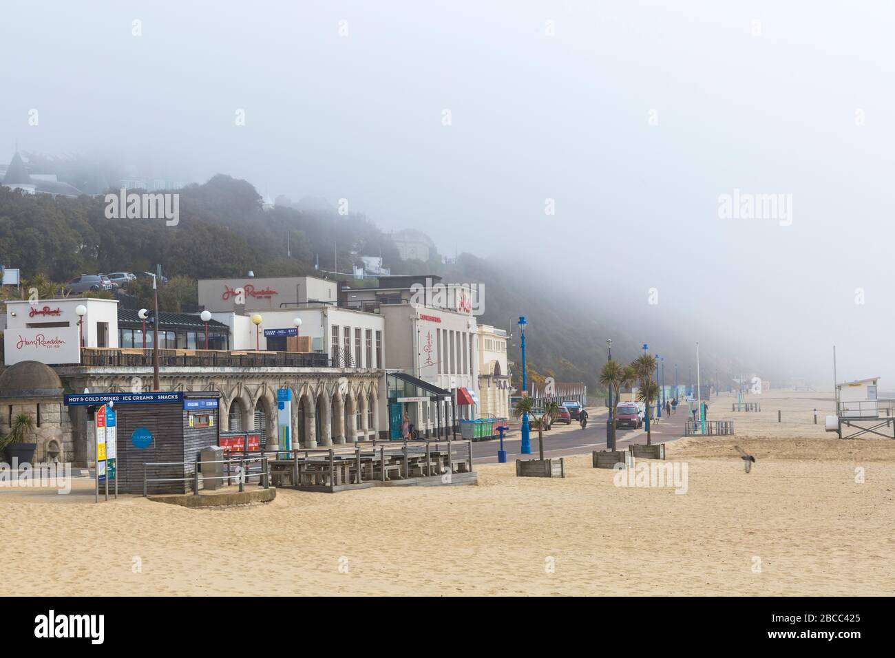 Bournemouth, Dorset Royaume-Uni. 4 avril 2020. Météo au Royaume-Uni: misty Morning à Bournemouth comme les visiteurs ont conseillé de rester à la maison et de respecter les restrictions de Coronavirus pour les distanciation sociale, avec des parkings fermés pour dissuader les visiteurs de conduire à l'afar. Les plages sont principalement vides à part ceux qui visitent la mer pour faire leur exercice autorisé. Crédit: Carolyn Jenkins/Alay Live News Banque D'Images