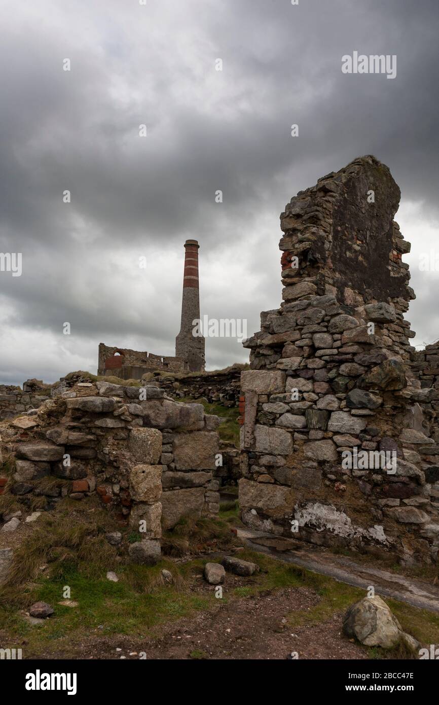 The ruiné Count House, et au-delà, la cheminée de la maison de puissance et de compression, Levant Mine, UNESCO World Heritage site, Penwith Penwith Peninsula, Cornwall, Royaume-Uni Banque D'Images