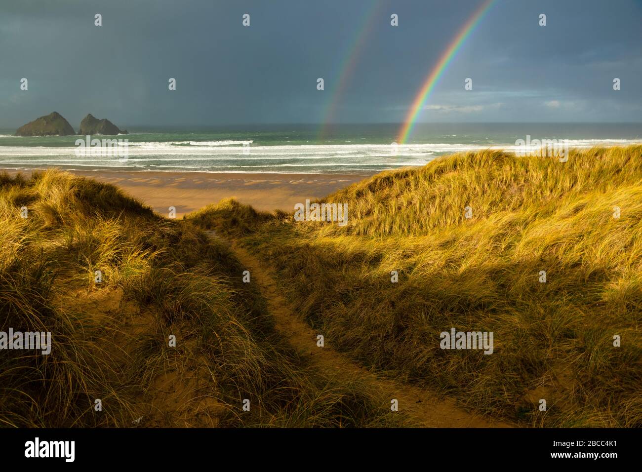Rainbow sur la plage de Holywell des dunes de sable Cornwall West College Angleterre. Banque D'Images
