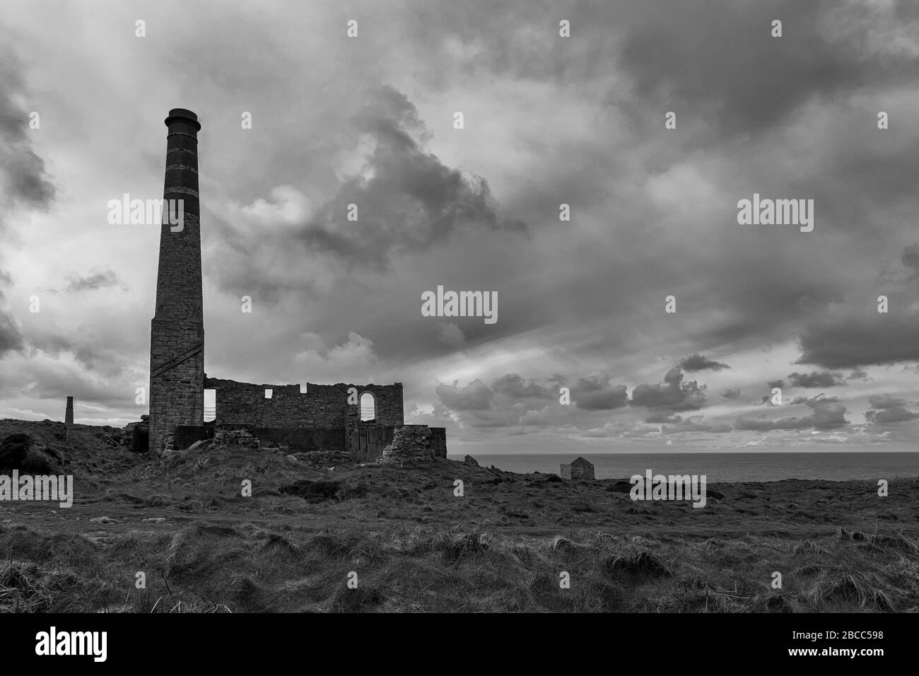 La cheminée de la maison de puissance et de compression à la mine Levant, site classé au patrimoine mondial de l'UNESCO, péninsule de Penwith, Cornwall, Royaume-Uni. Version noir et blanc Banque D'Images