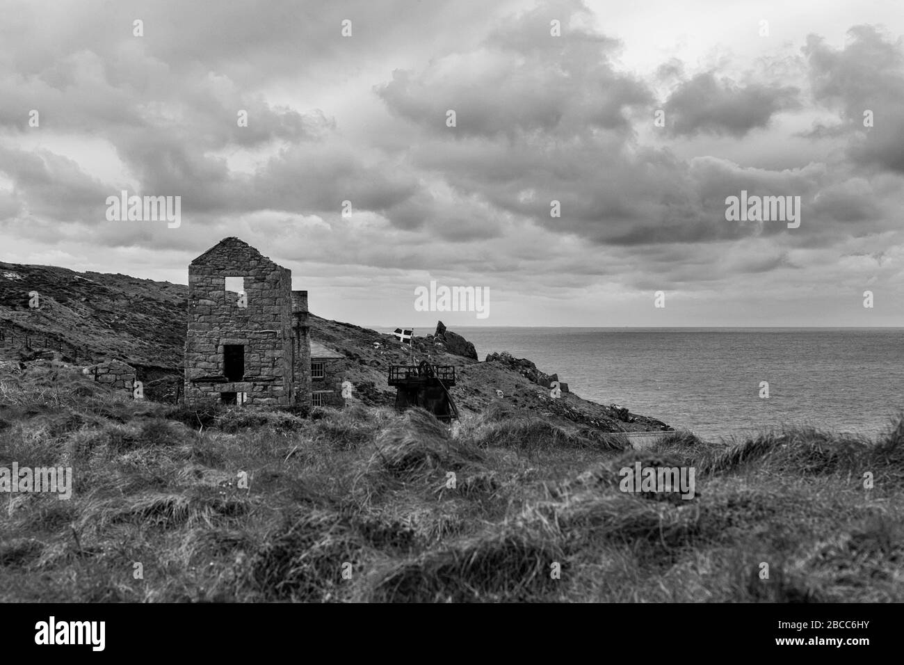 Ruines de la maison de pompage, Levant Mine, site classé au patrimoine mondial de l'UNESCO, Penwith Peninsula, Cornwall, Royaume-Uni. Version noir et blanc Banque D'Images