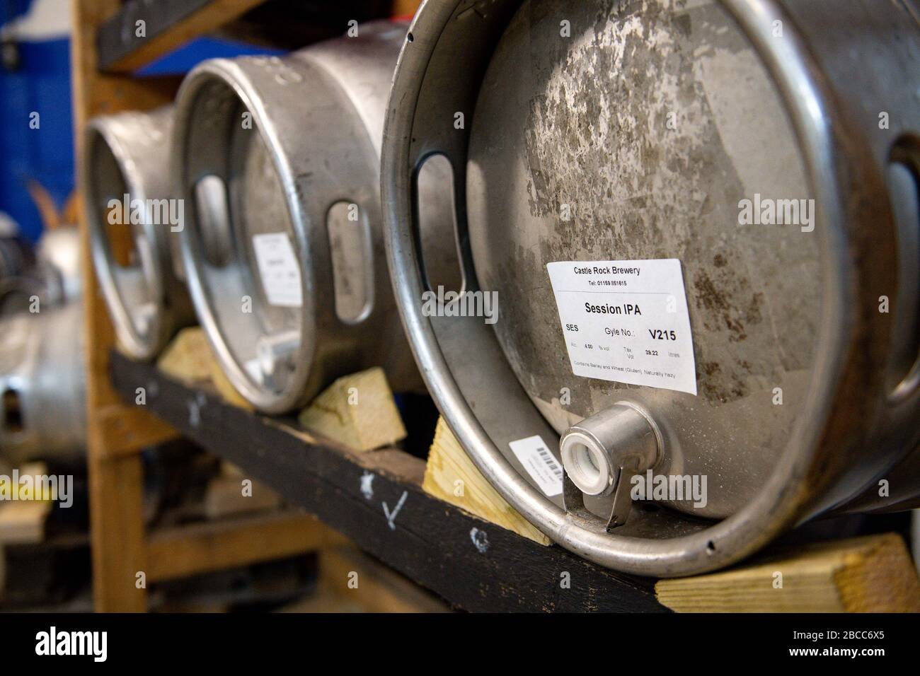 La bière est stockée dans la cave de la brasserie Castle Rock, car elle exploite une station de collecte de bière au drive à leur base à Nottingham. Banque D'Images