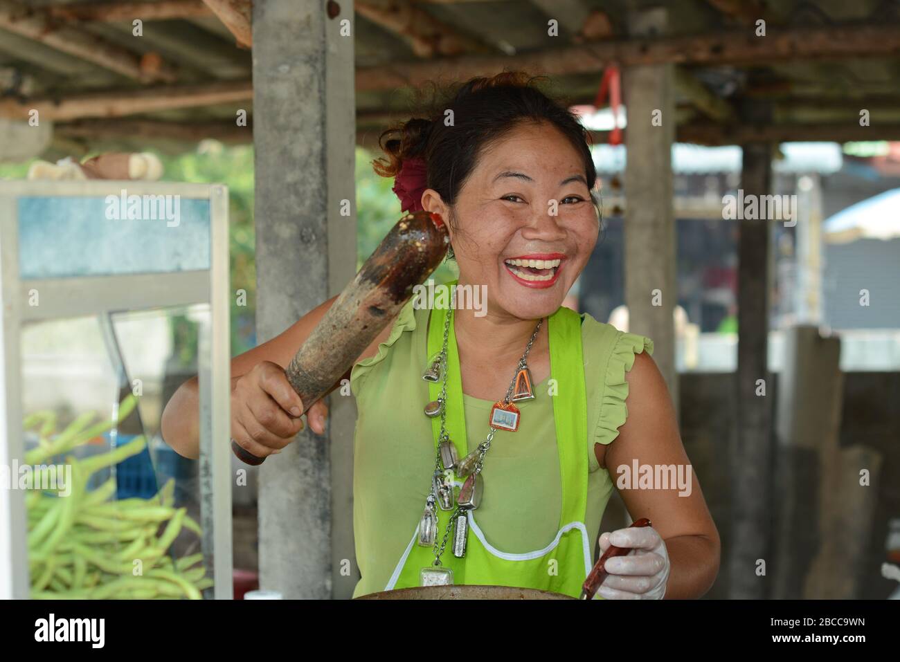 La Dame thaïlandaise fait du SomTam 'Papaya Salad' Banque D'Images