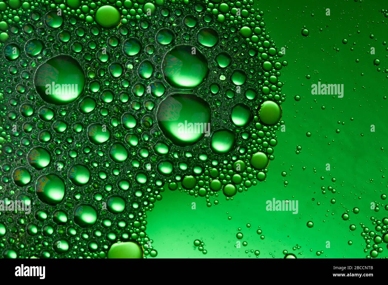 Abstrait bulles d'eau verte fond. Mise au point douce Banque D'Images