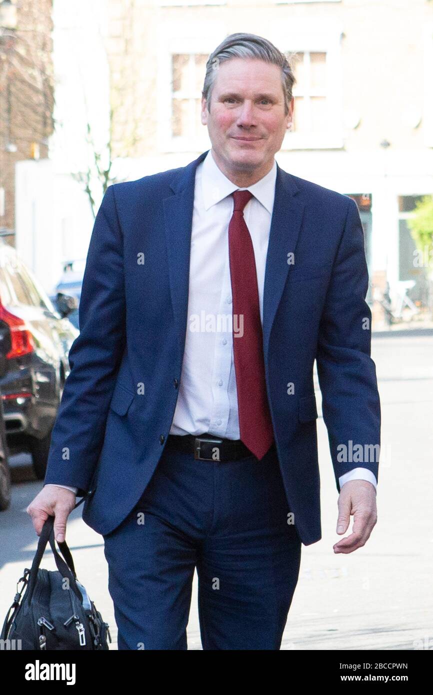 Le nouveau chef du travail, sir Kier Starmer, quitte son domicile ce matin au nord de Londres après avoir remporté la course à la direction pour devenir un nouveau chef de l'opposition Banque D'Images