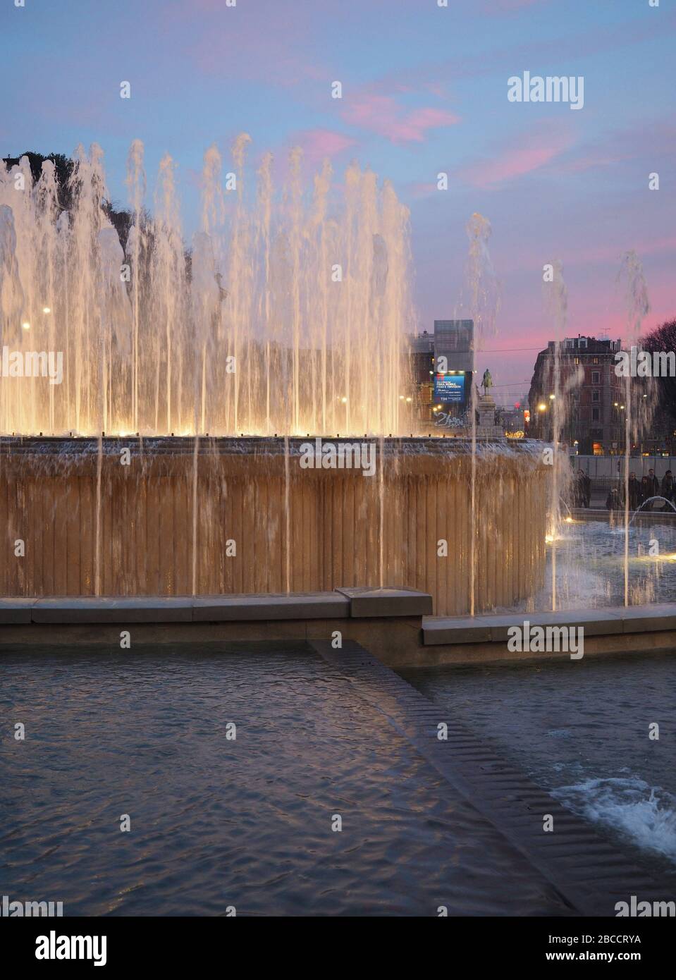 Place Piazza Castello Et Fontaine Torta Degli Sposi Fontaine De Gateau De Mariage Au Crepuscule Milan Lombardie Italie Europe Photo Stock Alamy