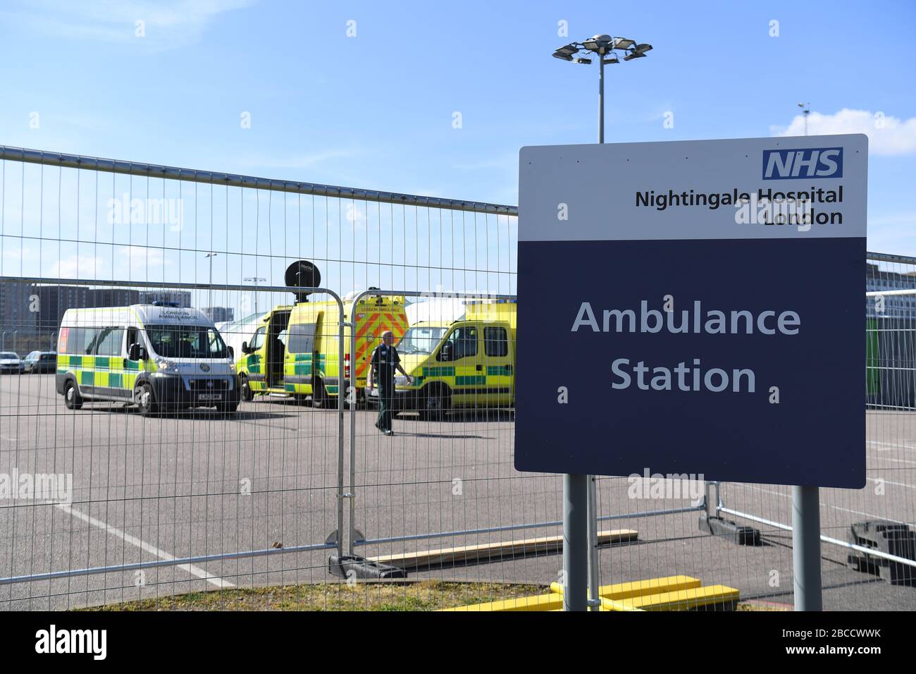 Une ambulance au centre Excel de Londres, qui a été effectuée dans l'hôpital temporaire NHS Nightingale pour aider à lutter contre l'épidémie de coronavirus. Banque D'Images