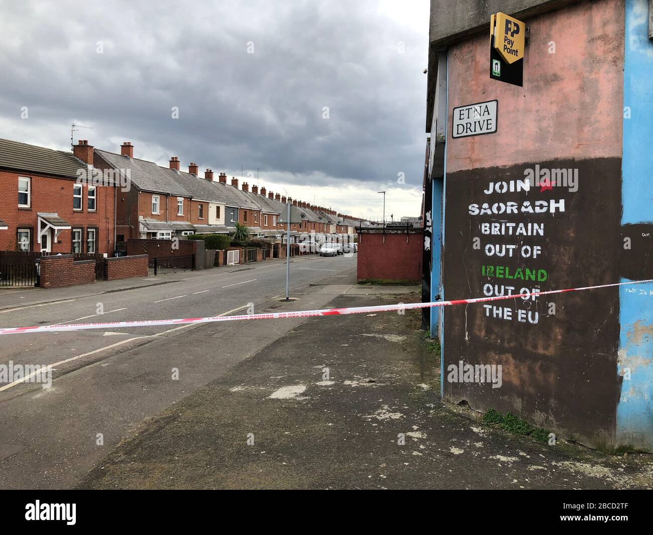 La scène de l'Etna Drive dans la région d'Ardoyne de Belfast, où un