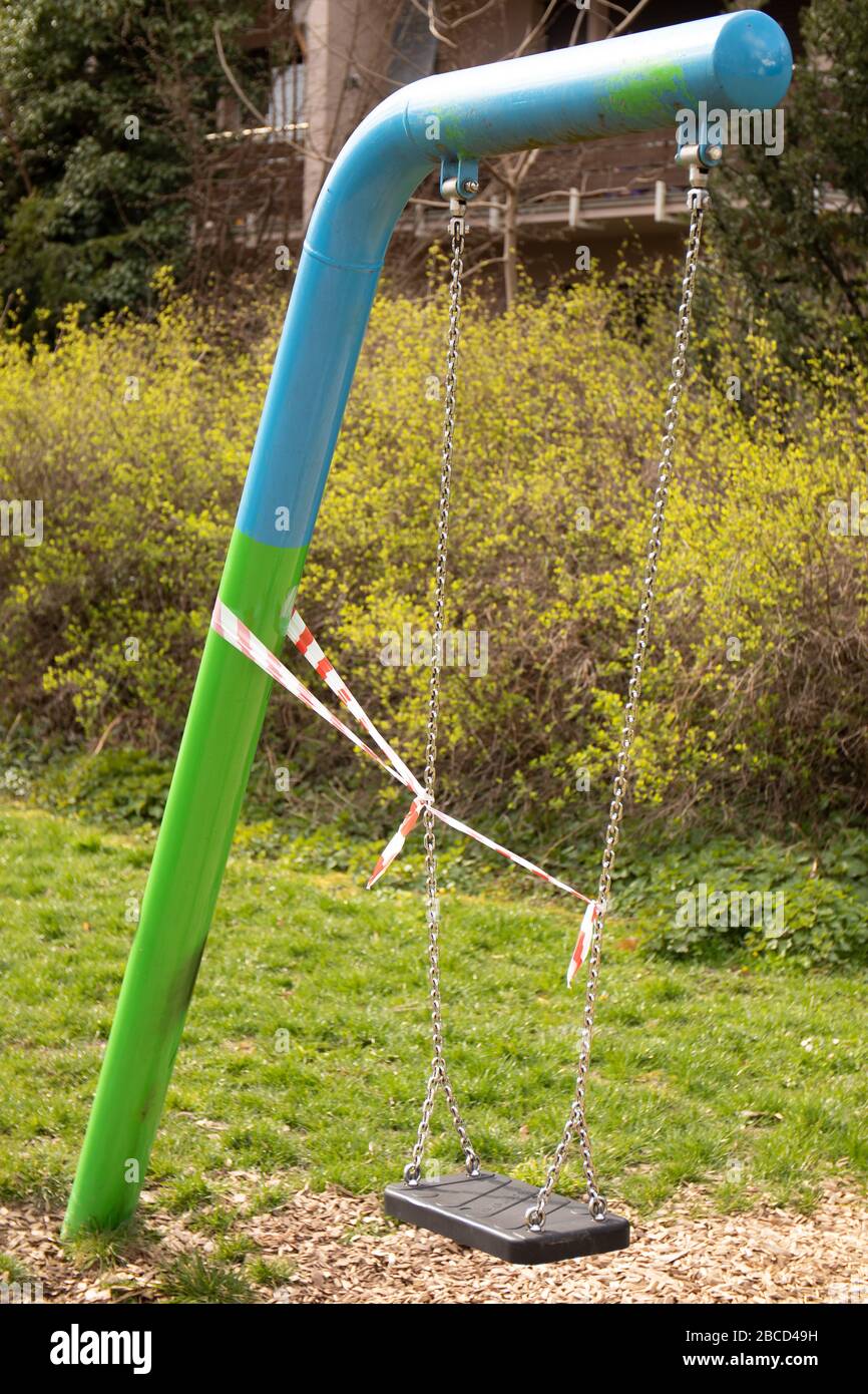 Giessen, Allemagne. 29 mars 2020. L'oscillation d'un terrain de jeu puplique est fourrée de ruban adhésif en raison de la pandémie du virus Corona et par ordre de distanciation sociale. Crédit: Christian Lademann Banque D'Images