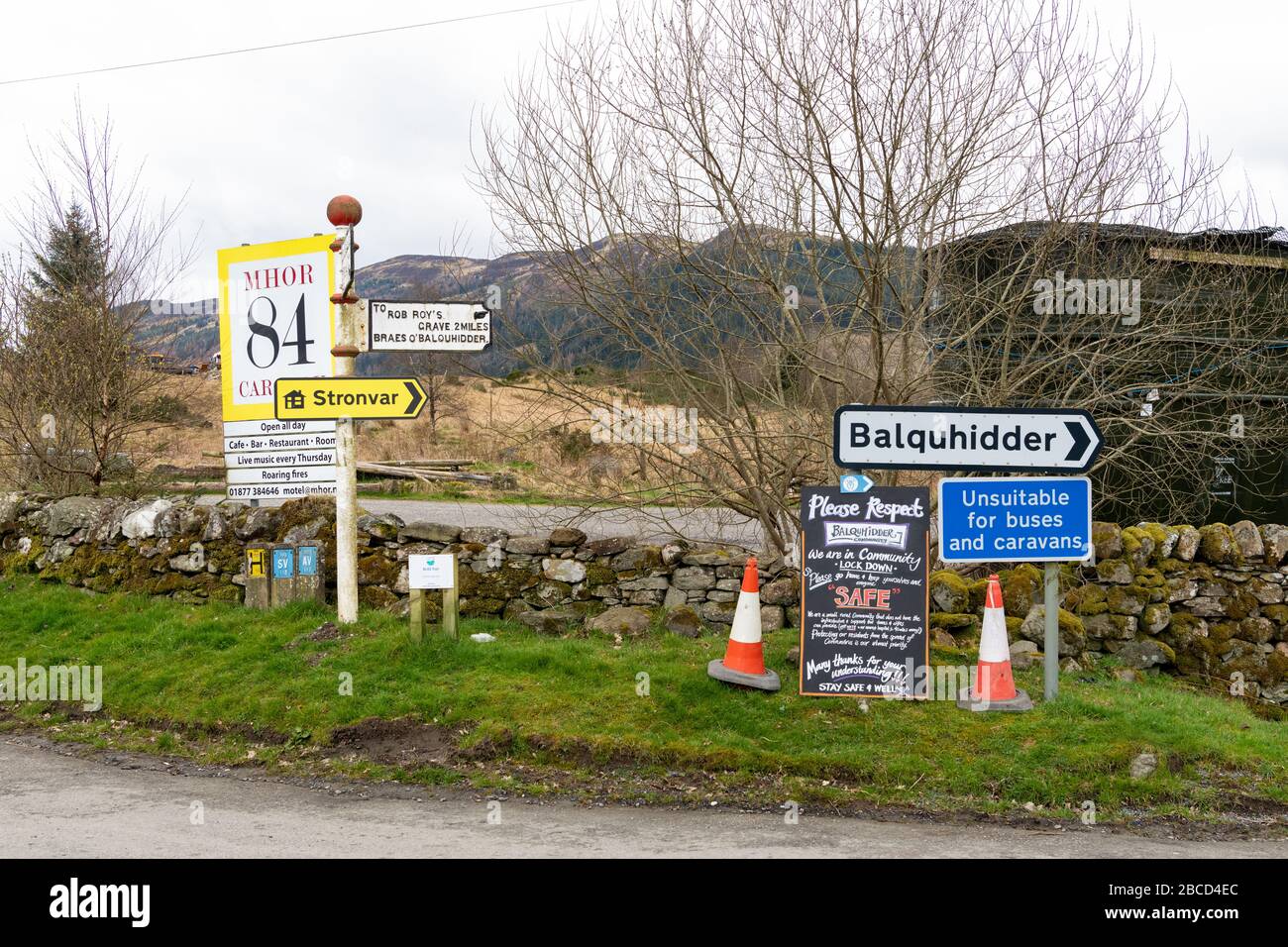 Balquhidder, Stirlingshire, Écosse, Royaume-Uni. 4 avril 2020. Balquhidder, est l'un des nombreux sites de beauté Stirlingshire qui ont été témoins d'une augmentation des visiteurs immédiatement avant le verrouillage du coronavirus. Il y a maintenant un panneau à l'entrée du village demandant aux gens de ne pas visiter en raison d'un manque d'infrastructure et de soutien, avec, par exemple, l'hôpital le plus proche à 40 miles de distance. Les routes de la région ont été presque désertées ce matin, car les gens semblent suivre les instructions pour 's'y rendre à la maison' crédit: Kay Roxby/Alay Live News Banque D'Images
