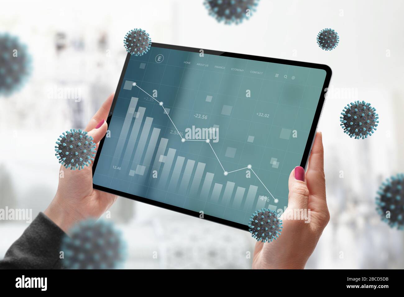 Tableau de ralentissement économique sur écran tablette dans le concept de mains de femme. Les virus Corona entourent le bureau Banque D'Images