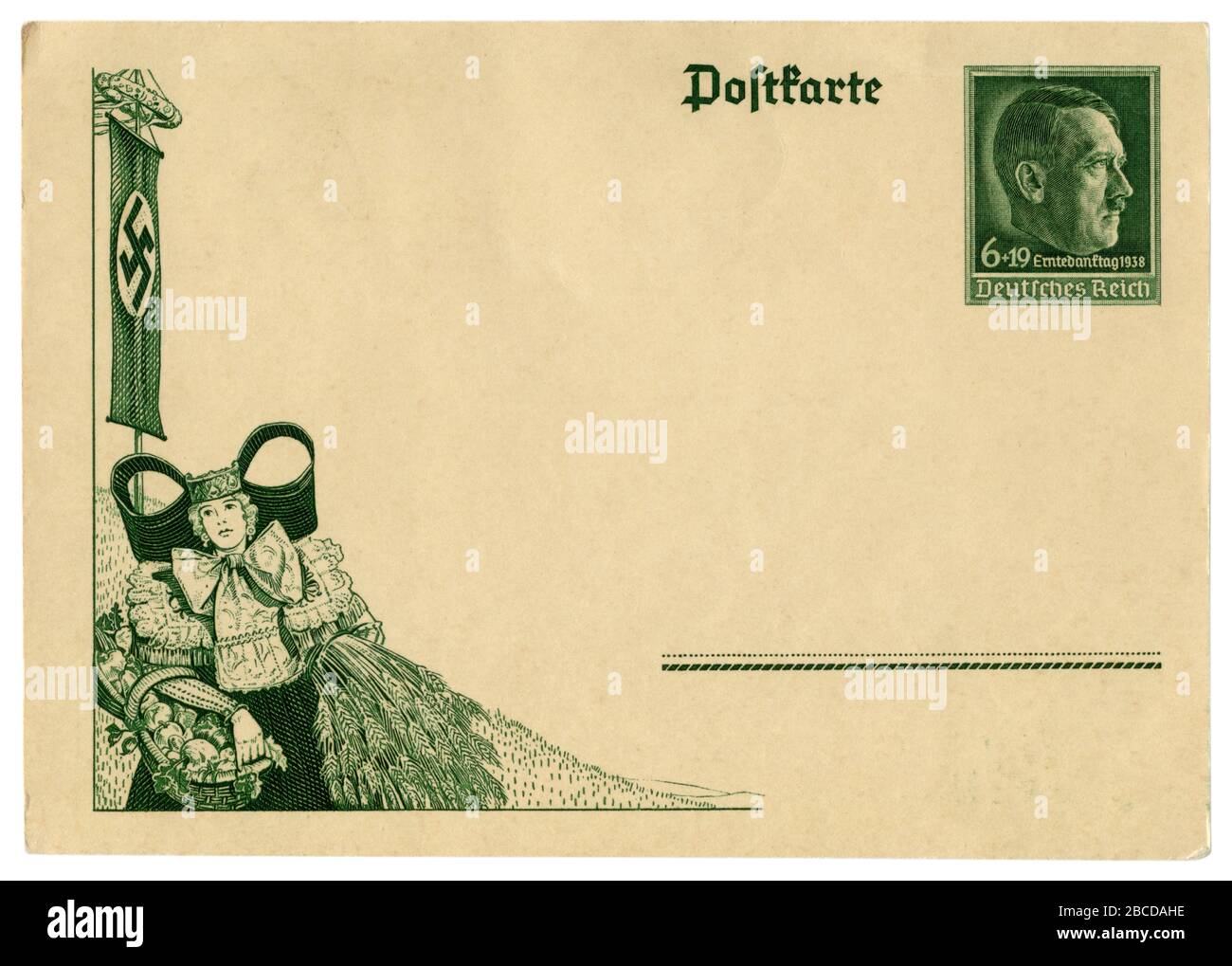 Carte postale historique allemande : une jeune femme en costume traditionnel Schaumburg-Lippe avec un panier de cultures. Reichspartyday 1938, timbre Adolf Hitler Banque D'Images
