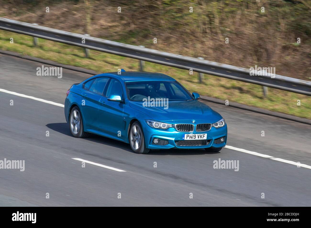 2019 BMW 420 D Gran coupé M SPORT A BLEU ; véhicules routiers, véhicule roulant sur les routes britanniques, moteurs, automobile sur l'autoroute Banque D'Images