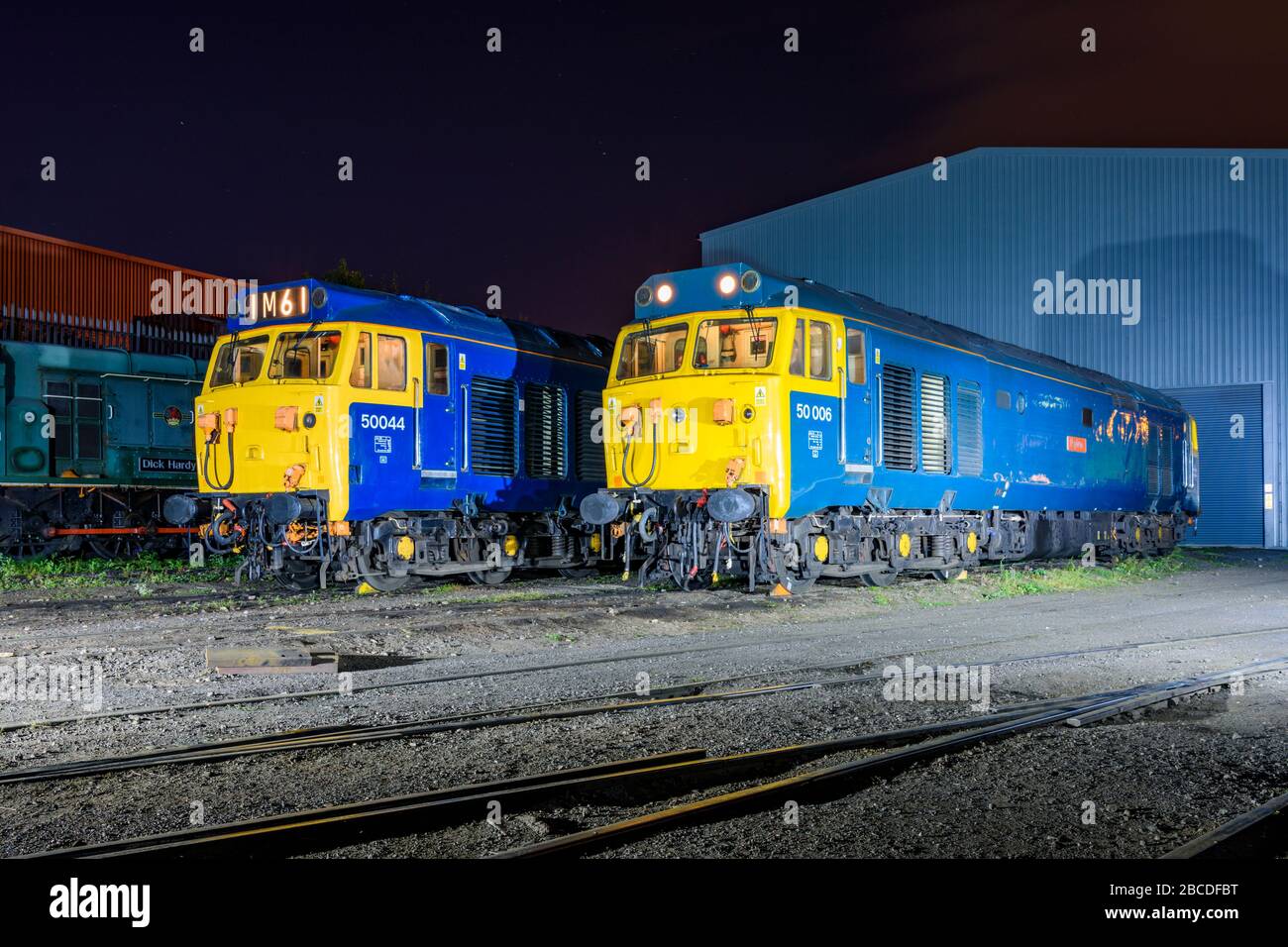 Vue de nuit de 2 emplacements de classe 50 côte à côte sur le dépôt de Kidderminster Banque D'Images