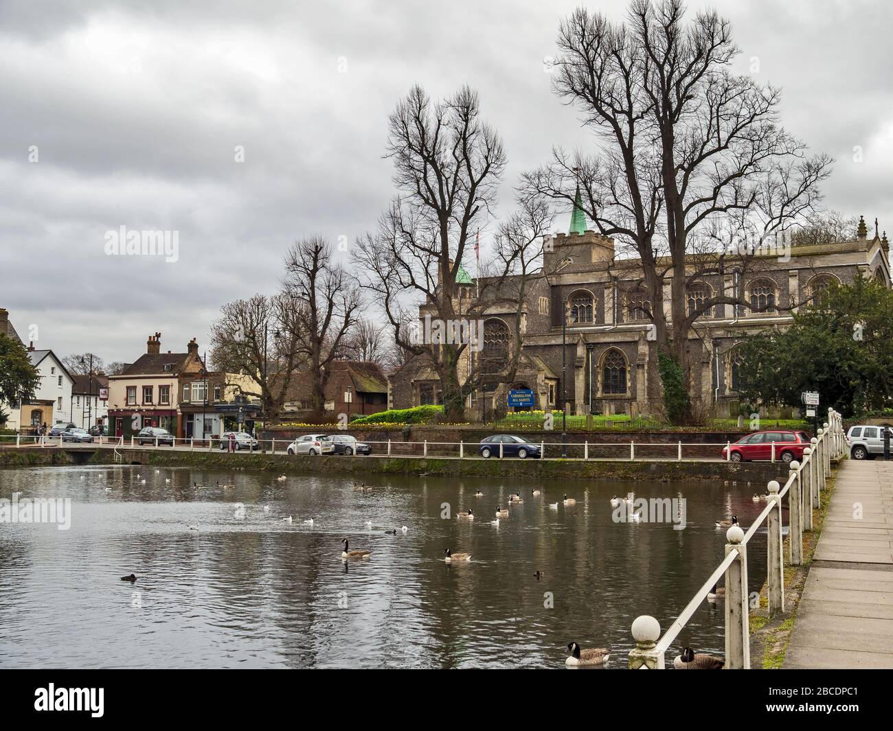 CARSHALTON, ANGLETERRE - 15 MARS 2020: Vue sur l'église et la haute rue en face des étangs de Carshalton. Village historique. Banque D'Images