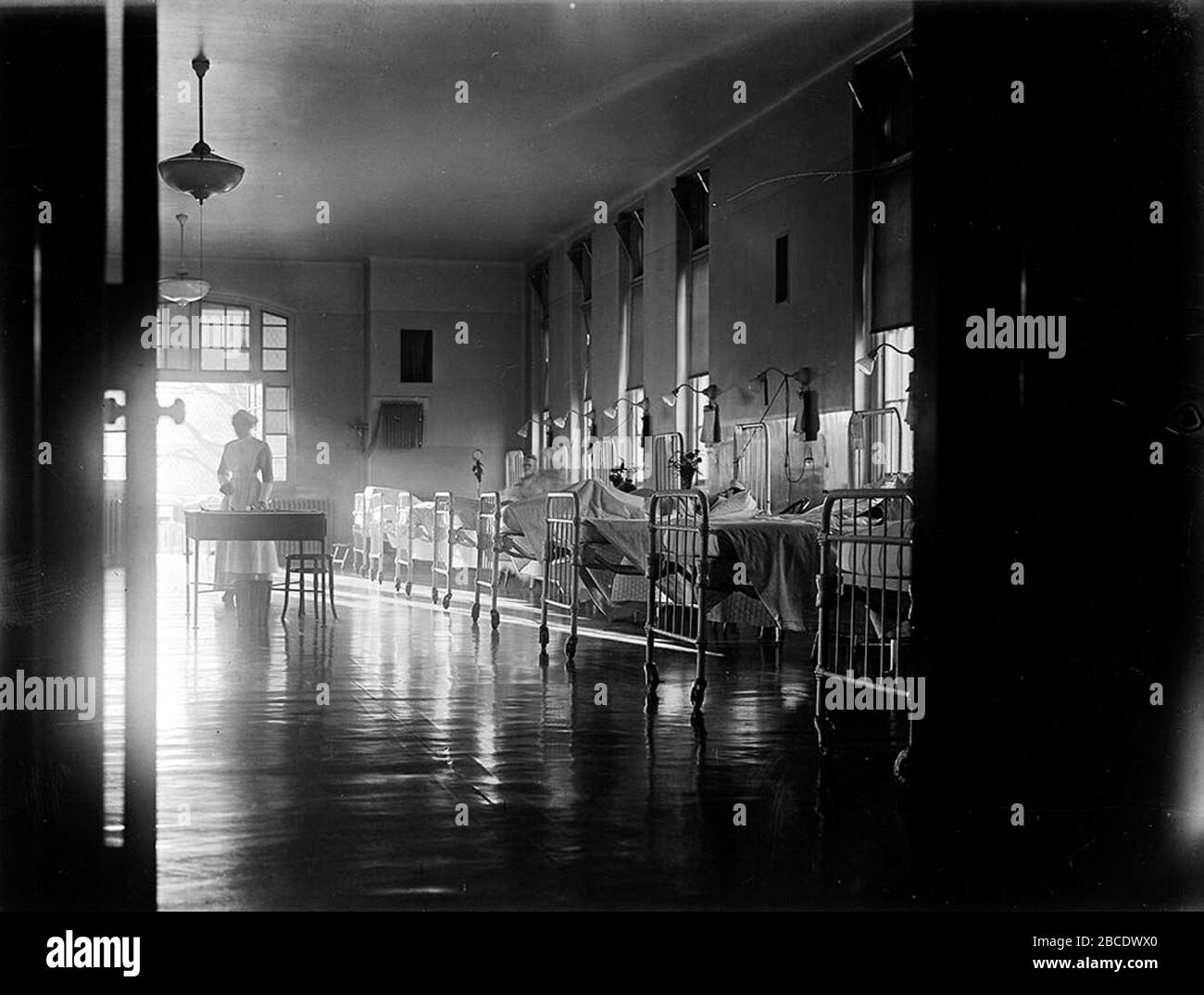 English L Interieur De L Hopital General De Toronto Avec Infirmiere En Arriere Plan Pres D Un Bureau Prise En 1913 1913 Cette Image Est Disponible Aux Archives De La Ville De Toronto Enumerees Sous La