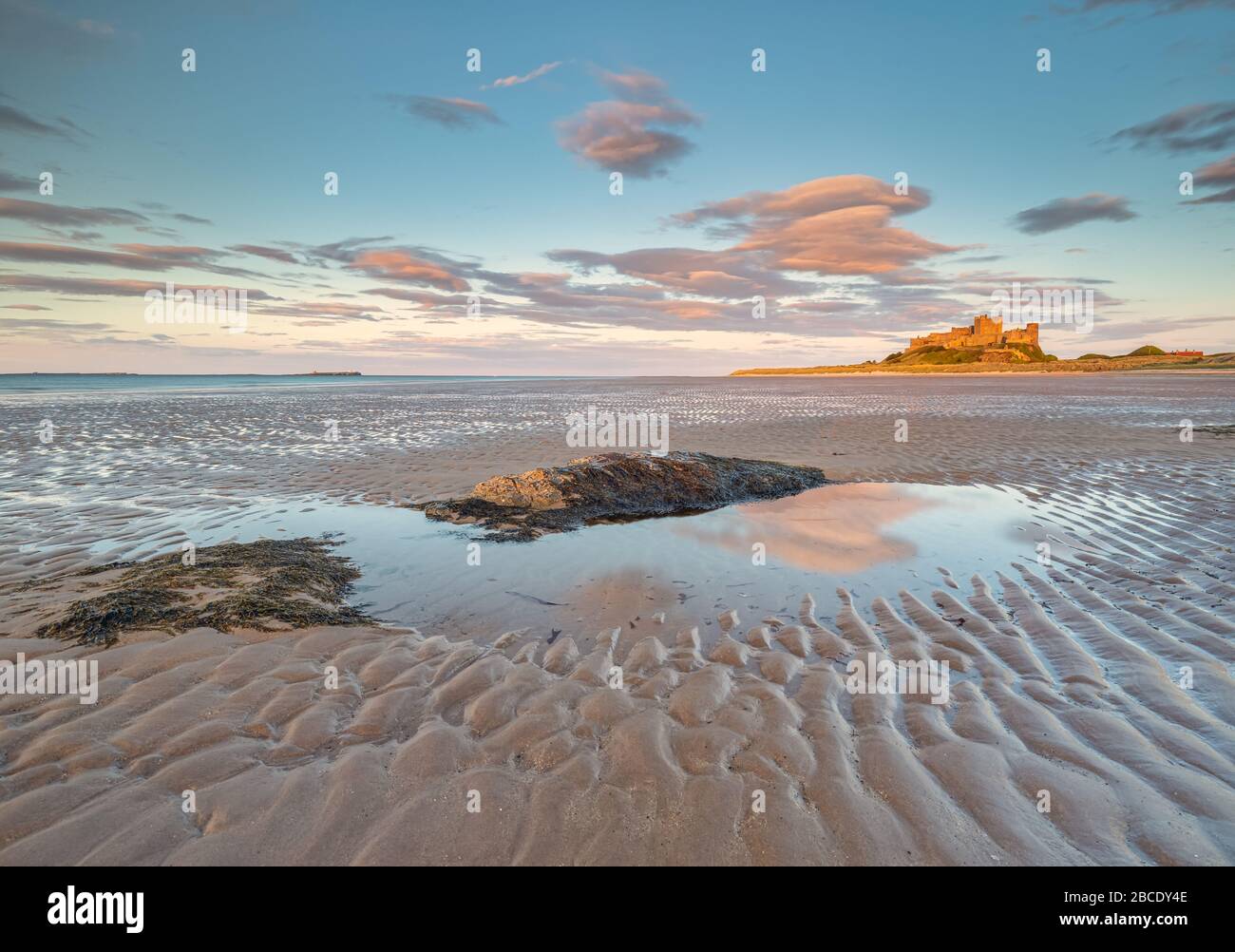 Château de Bamburgh sur la côte de Northumberland Banque D'Images