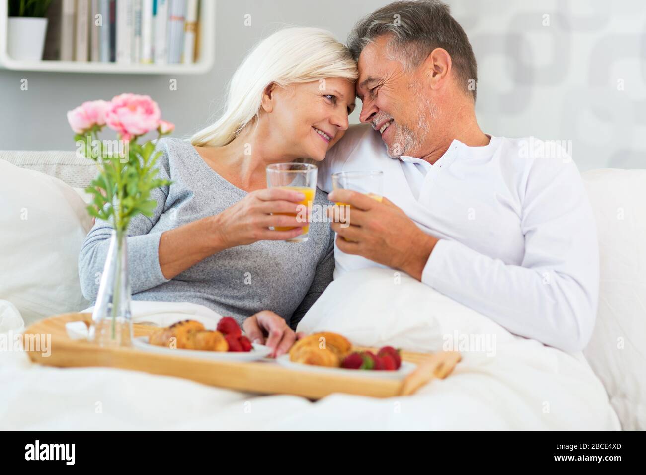 Être libre de profiter de votre petit-déjeuner en chambre Banque D'Images