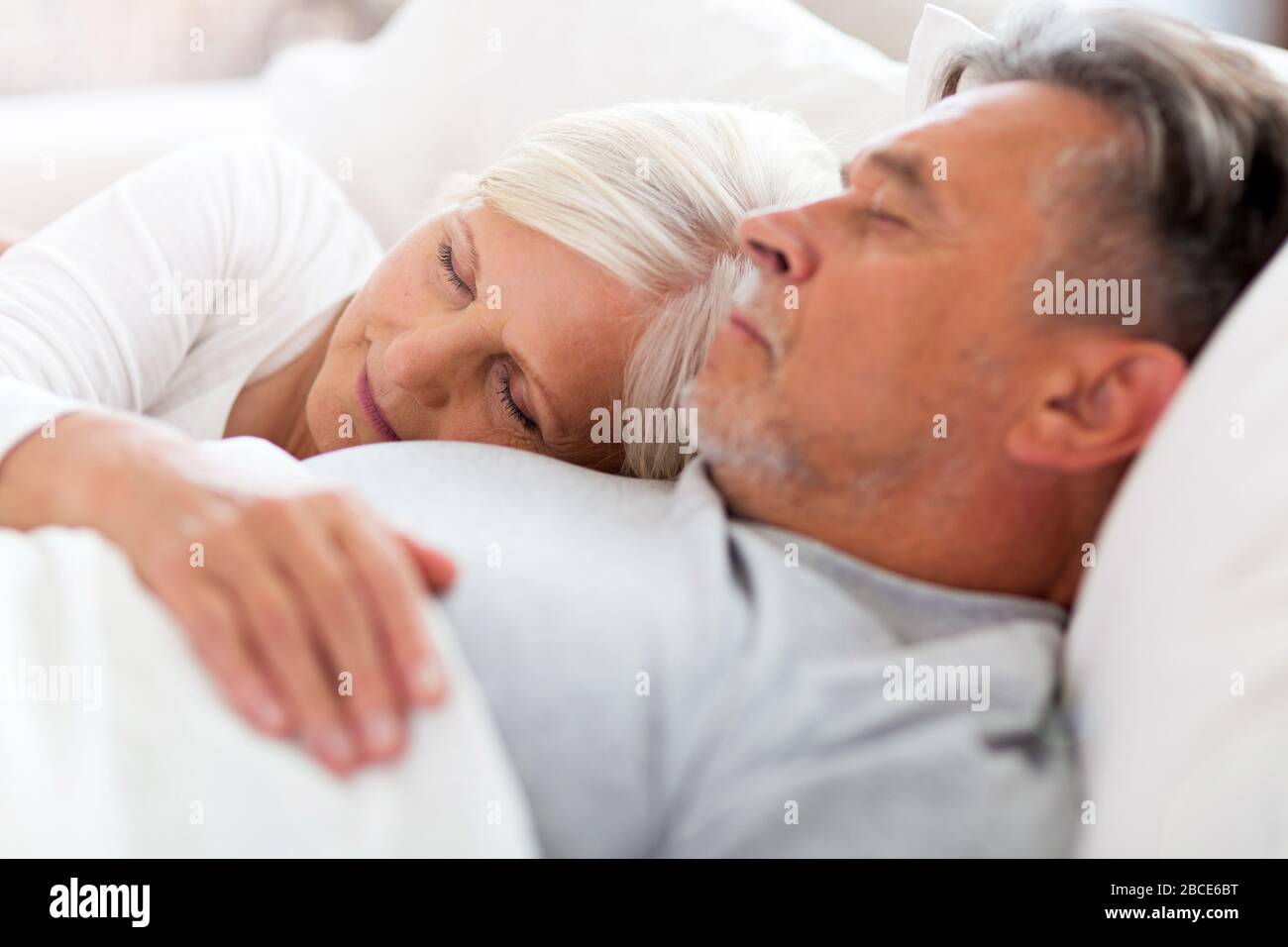 Couple senior dans le lit ensemble Banque D'Images