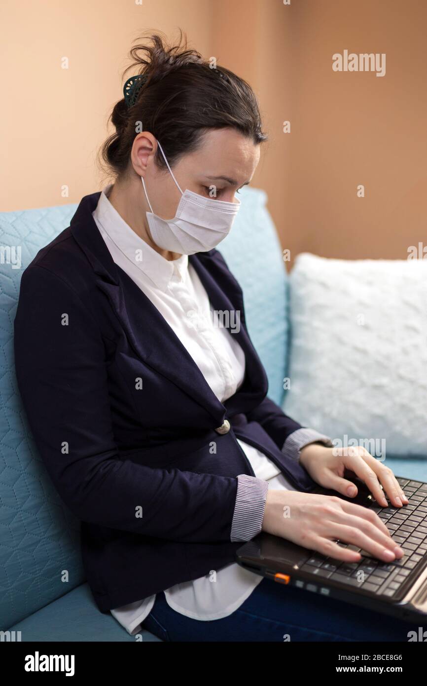Femme avec masque médical travaillant à domicile, concept de travail à domicile pendant la quarantaine Banque D'Images