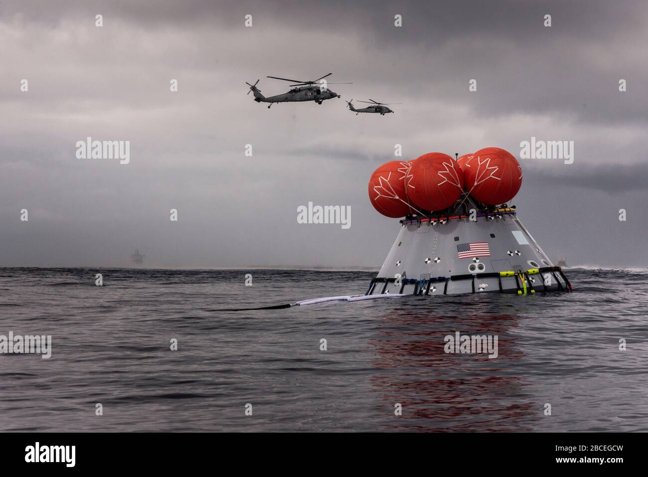 FLORIDE, États-Unis - 14 mars 2020 - avec l'USS John P. Murtha (LPD 26) au loin, Seahawks de l'Escadron de combat en mer d'hélicoptère 23, également connu A Banque D'Images